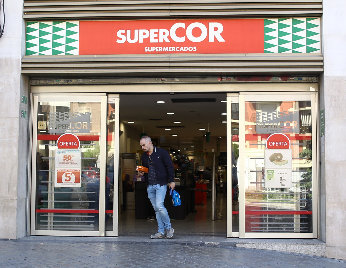 Un hombre sale de un supermercado SuperCor en Madrid.