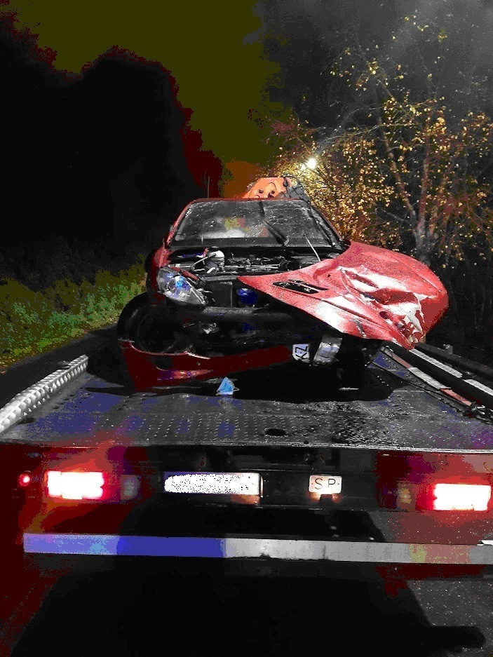 Una conductora se duerme al volante y acaba con el coche dentro de un río
