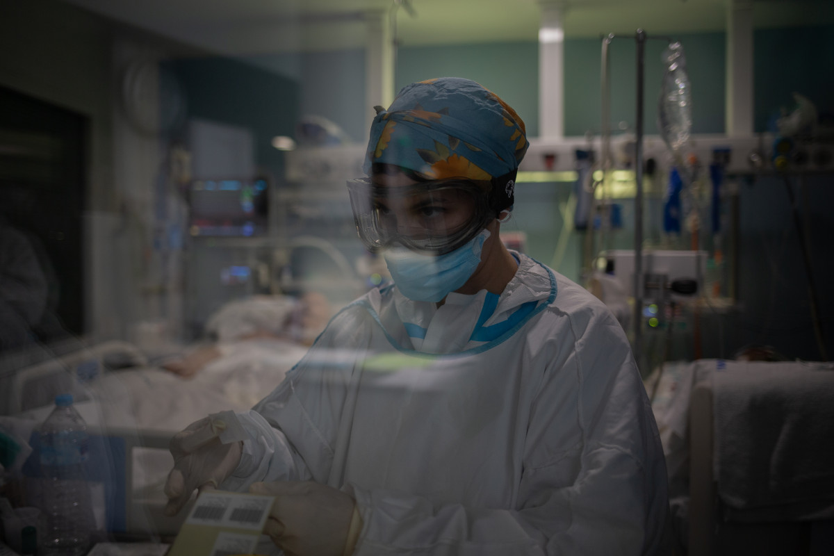 Archivo - Arxiu - Un treballador sanitari protegit a l'UCI