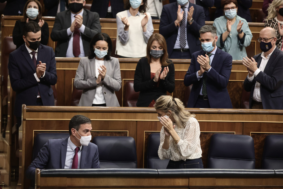 El presidente del Gobierno, Pedro Sánchez, y la vicepresidenta Yolanda Díaz, en una sesión plenaria en el Congreso d