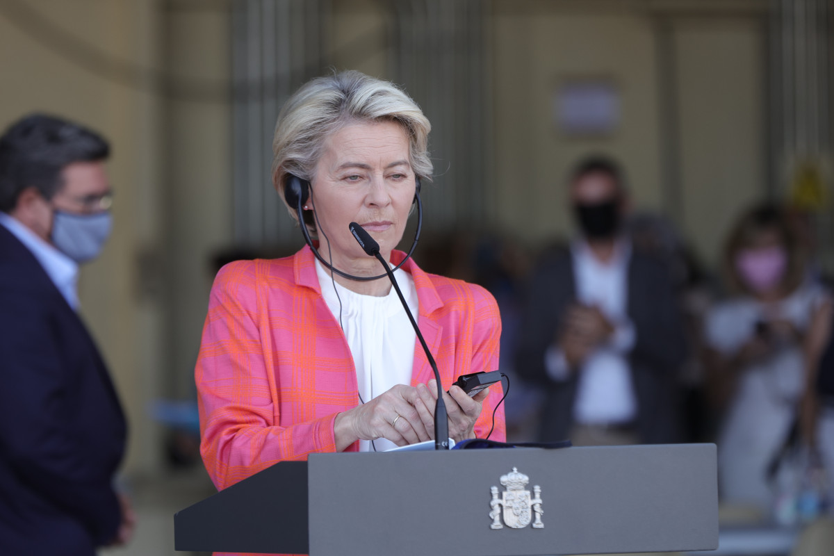 La presidenta de la Comisión Europea, Ursula von der Leyen, durante una rueda de prensa en su visita al dispositivo de atención y acogida de ciudadanos europeos y colaboradores afganos instalado en 