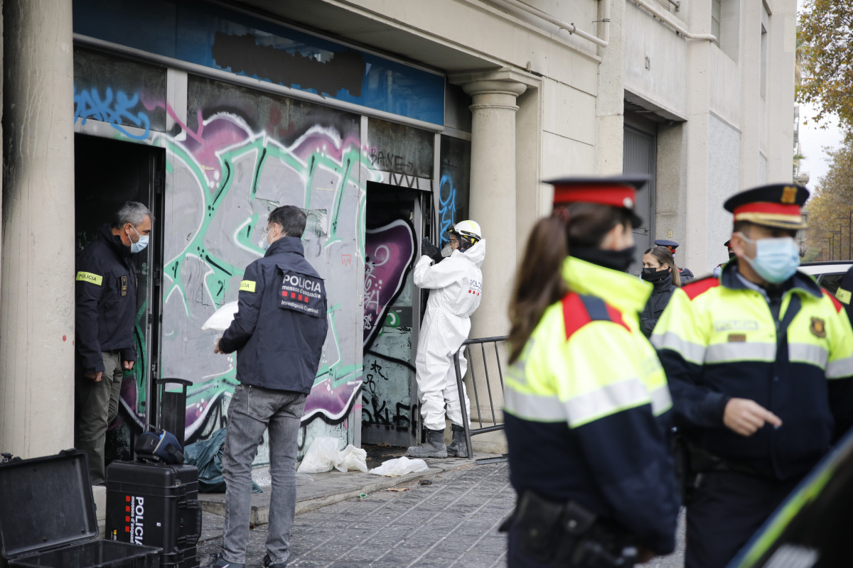 Varios mossos d'Esquadra trabajan en el edificio donde se ha producido un incendio con víctimas mortales, en la Plaza de Tetuán, a 30 de noviembre de 2021, en Barcelona, Catalunya, (España).