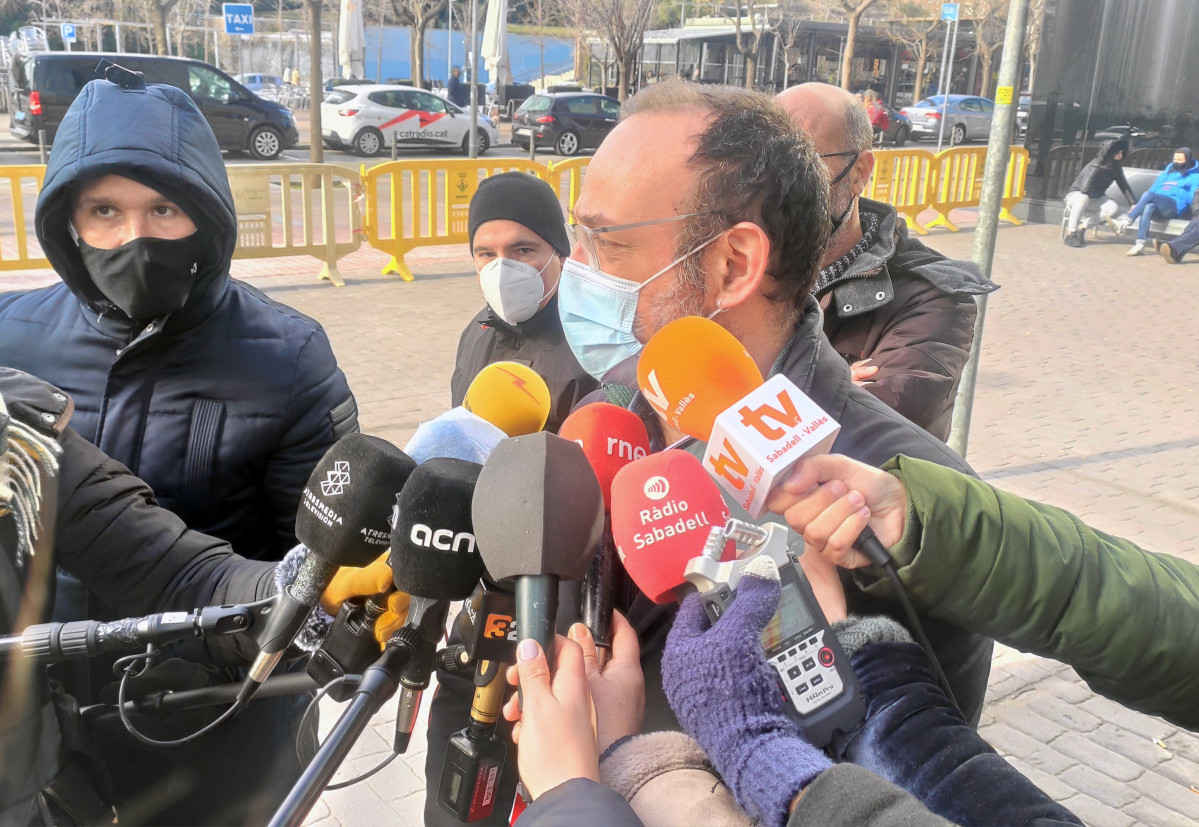 El abogado de la familia de Helena Jubany, Benet Salellas, atendiendo a los medios ante los juzgados de Sabadell (Barcelona), el 15 de enero de 2021.