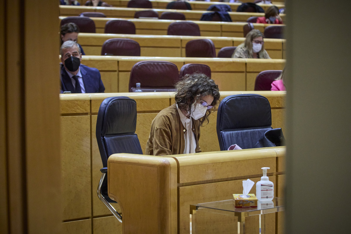 La ministra de Hacienda, María Jesús Montero, en una sesión de control al Gobierno en el Senado, a 16 de noviembre de 2021, en Madrid (España). Los grupos parlamentarios cuestionan al Gobierno en 