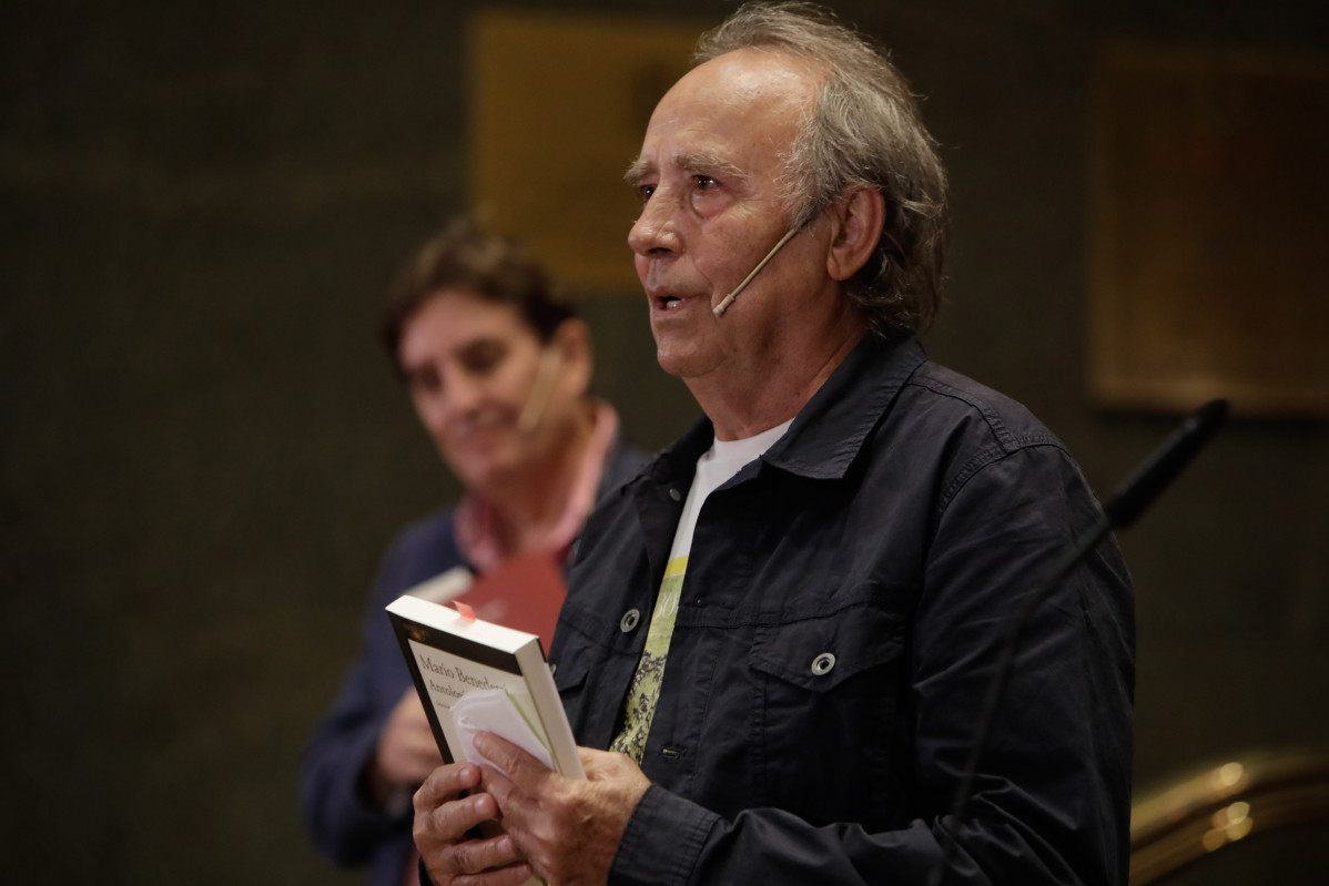 Archivo - El cantante Joan Manuel Serrat interviene en el homenaje al poeta uruguayo Mario Benedetti (1920-2009) en el Instituto Cervantes, en Madrid (España), a 14 de septiembre de 2020.
