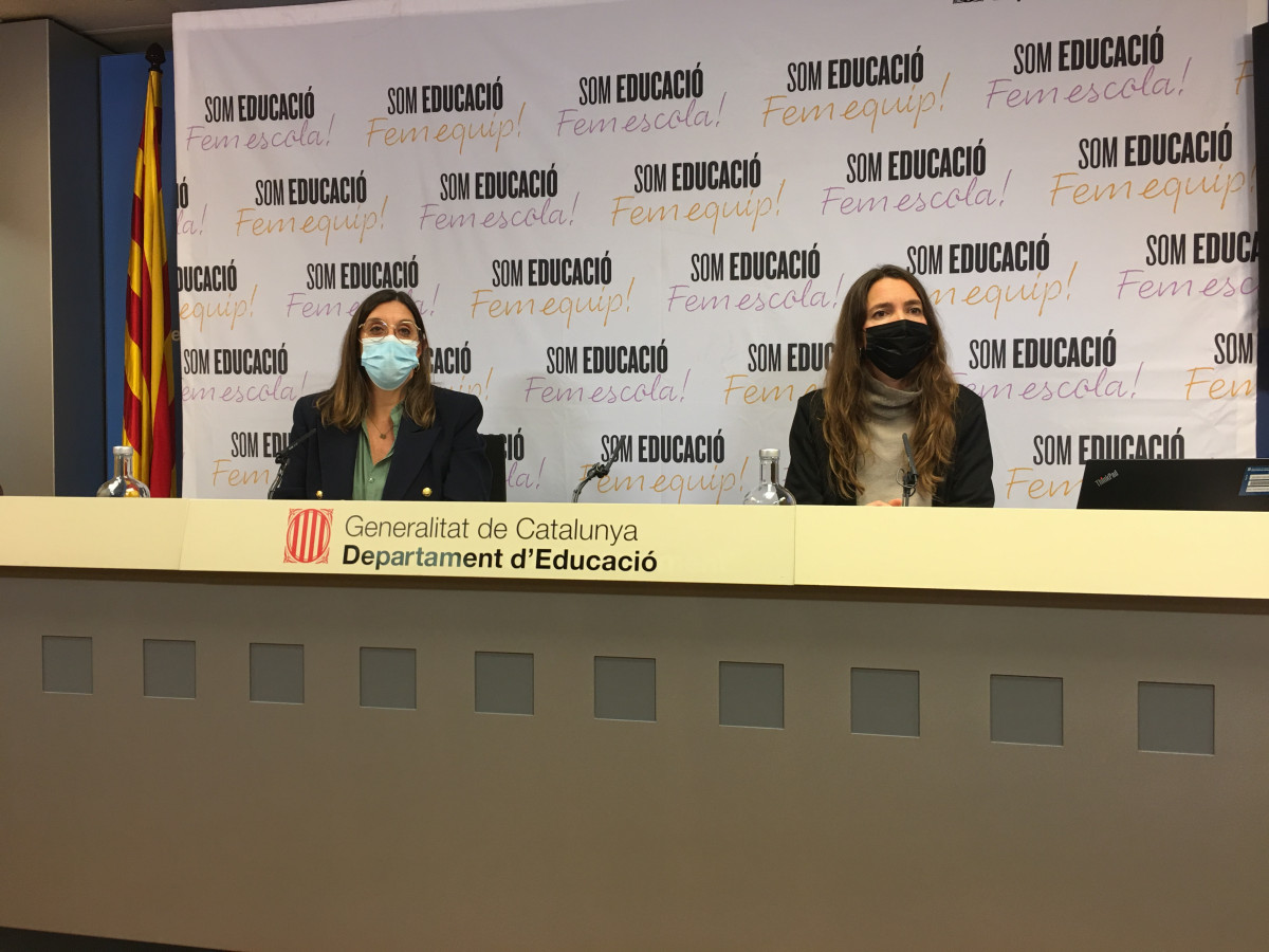 (i-d) La secretaria general de Educación, Patrícia Gomà, y la responsable de los programas intersectoriales de infancia y adolescencia, Laia Asso