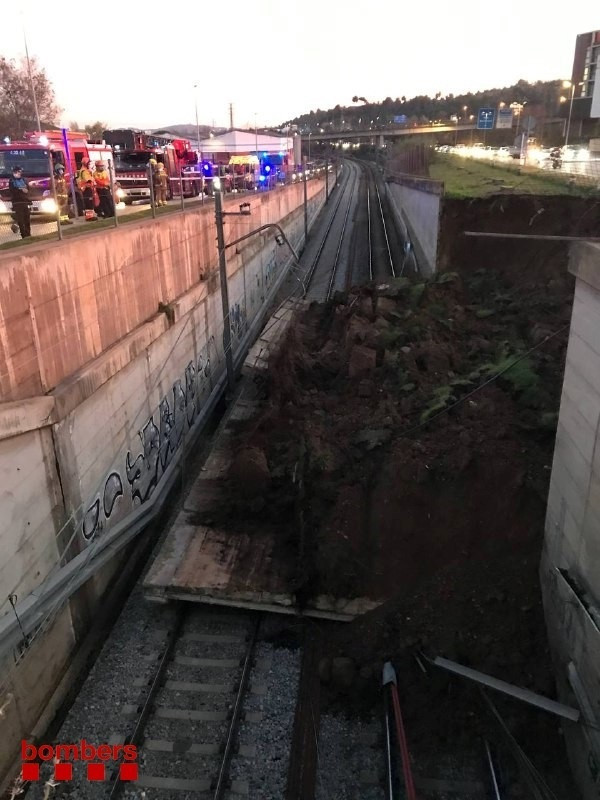 Desprendimiento en la vía de FGC entre Les Fonts y Terrassa (Barcelona)
