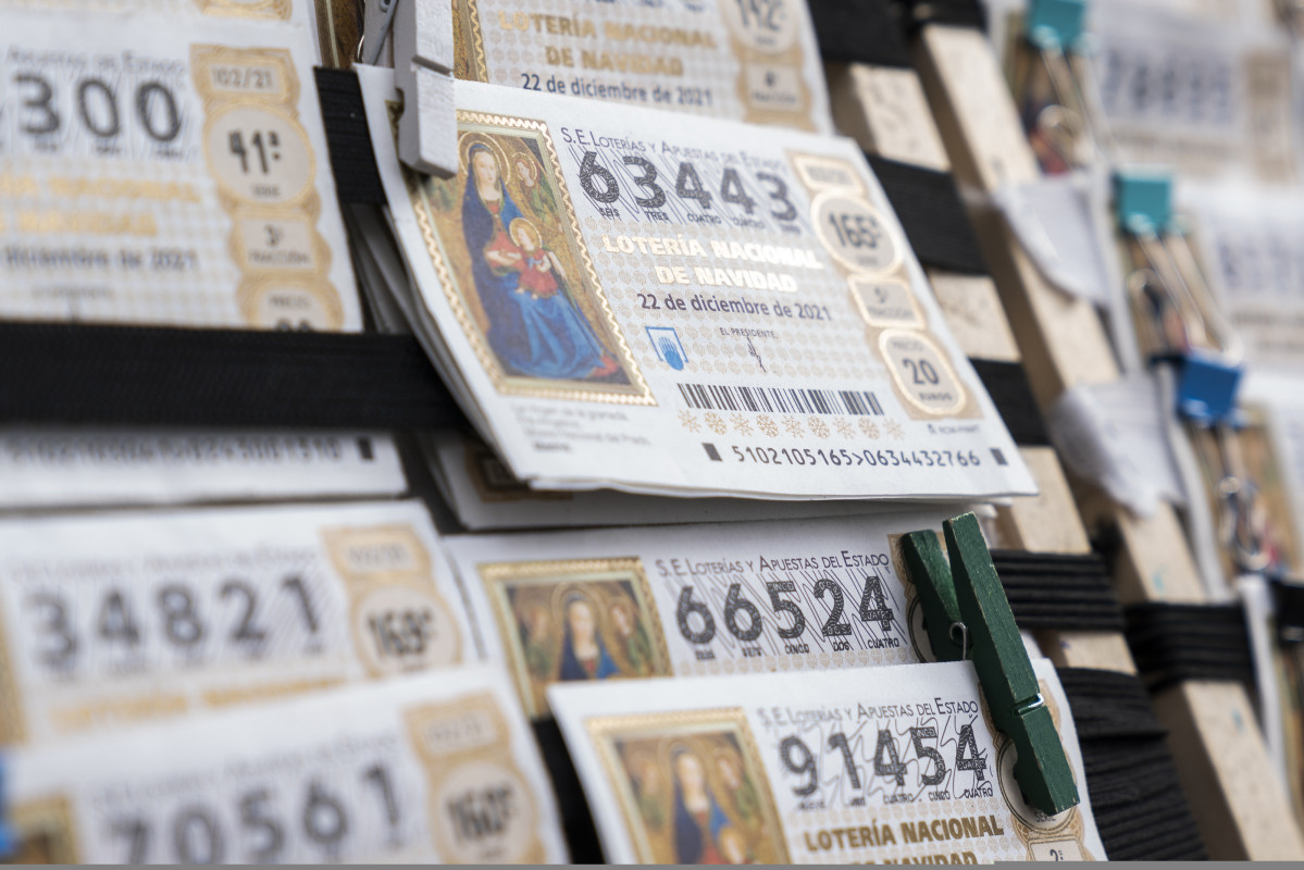Varios décimos de la administración de lotería Doña Manolita, en Madrid