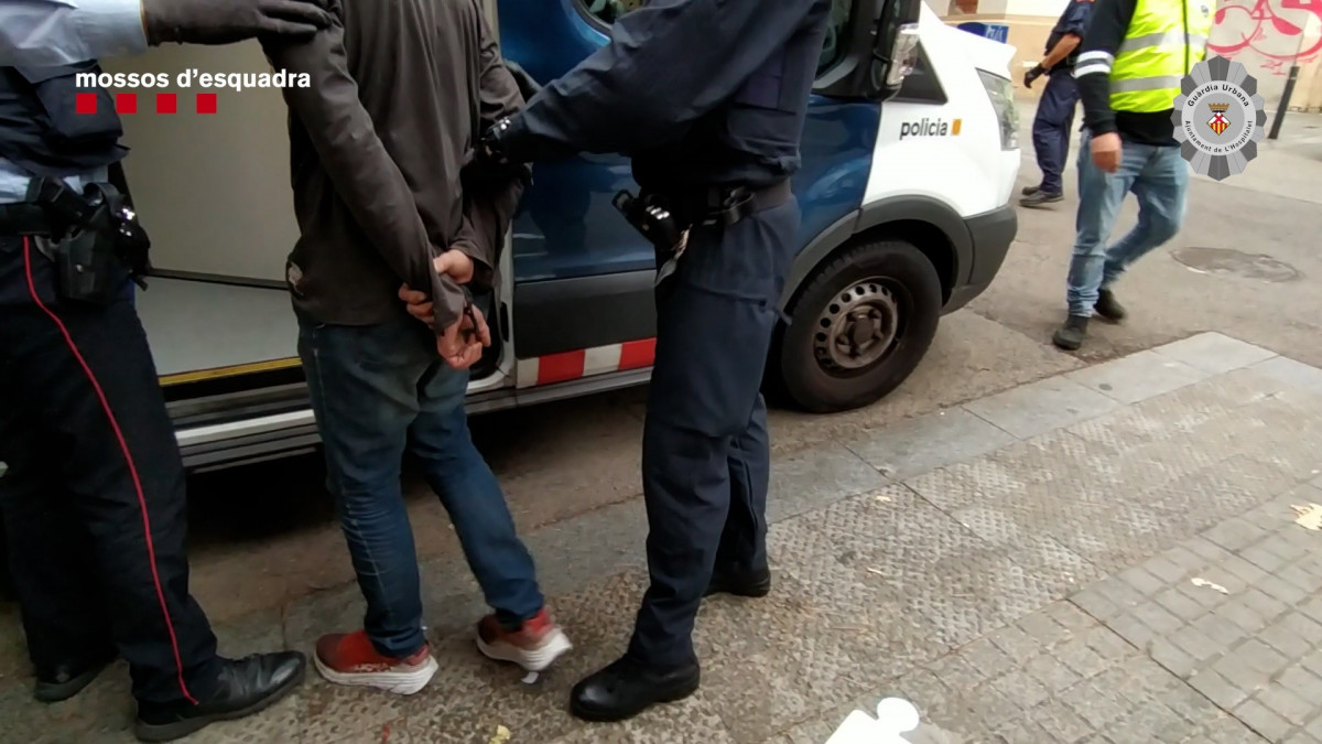 Agentes de Mossos d'Esquadra y de la Guardia Urbana detienen a cuatro hombres en el distrito de Collblanc-La Torrassa de L'Hospitalet de Llobregat