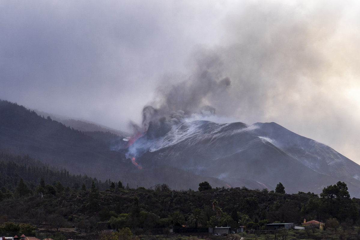 Apertura de nuevos centros de emisión al noreste del cono principal del volcán de La Palma, a 29 de noviembre de 2021, en los Llanos de Aridane, La Palma, Santa Cruz de Tenerife, Canarias, (España)