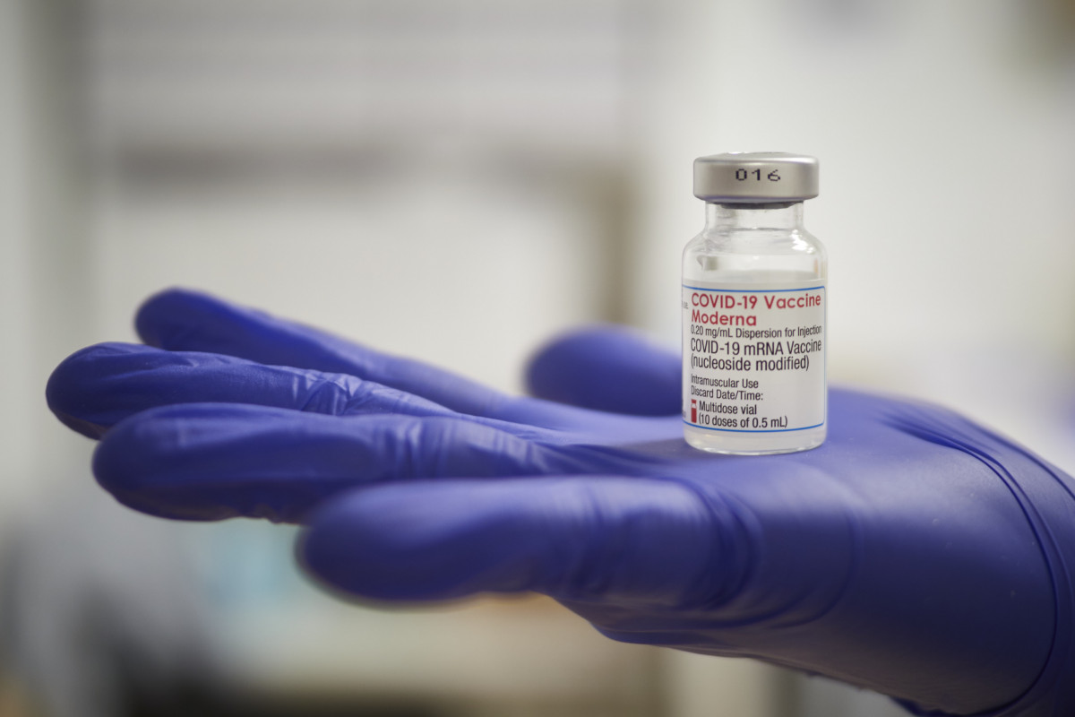 Archivo - Una profesional sanitaria sostiene un vial de la vacuna de Moderna contra la Covid-19 .