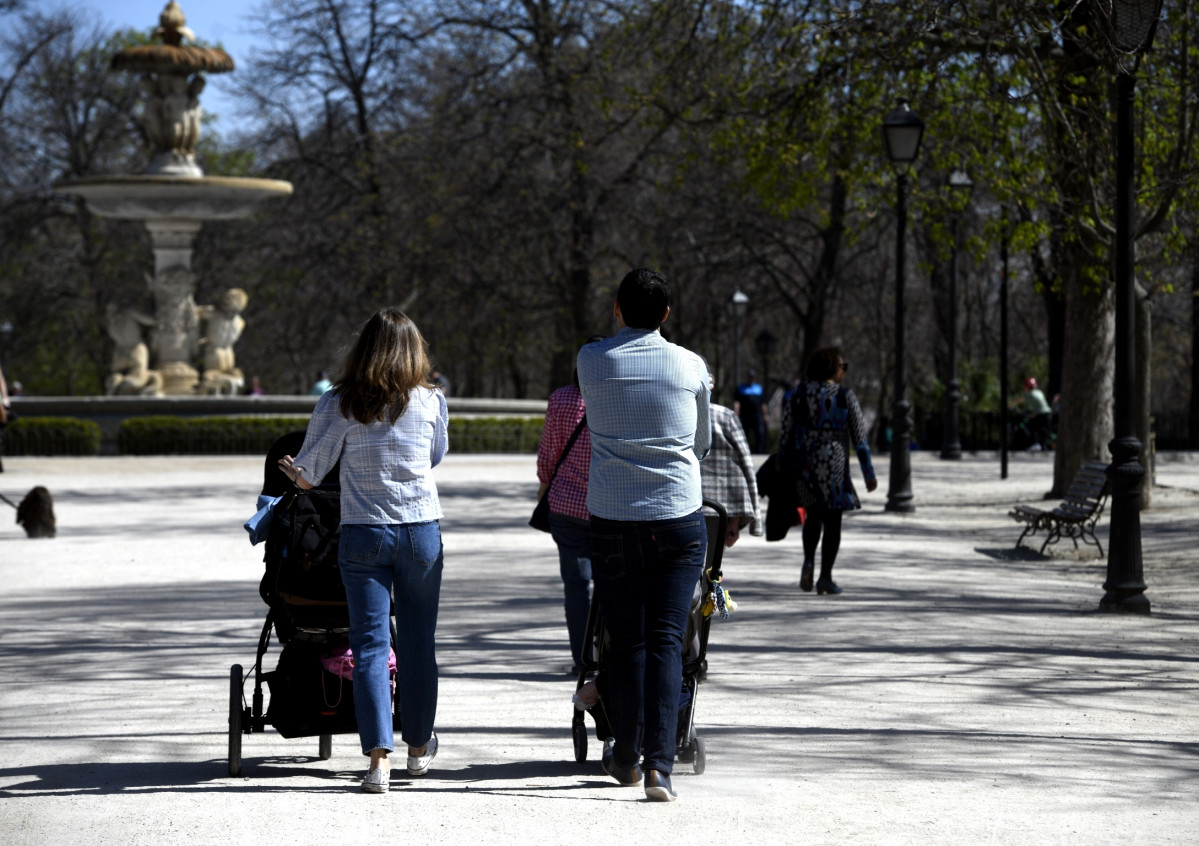 EuropaPress 2709422 padres pasean hijos sillitas bebe parque retiro primer dia colegio riesgo