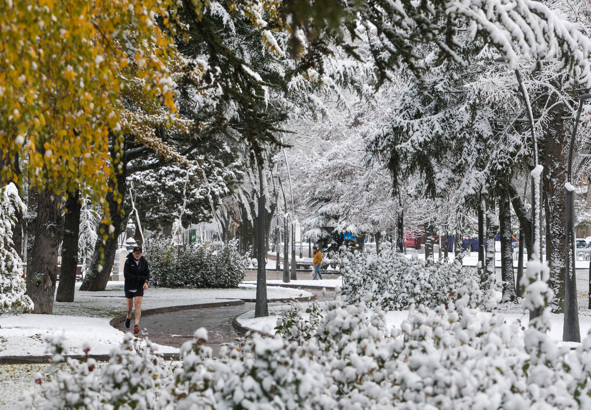 Un hombre sale a correr mientras nieva, a 28 de noviembre de 2021, en Burgos, Castilla y León (España). Un total de 31 provincias se encuentran bajo diferentes niveles de riesgo por nieve, lluvia, v