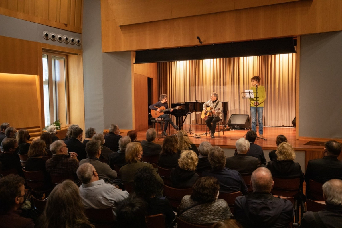 La actriz Sílvia Bel recita un poema musicalizado por Eduard Iniesta y Toni Xuclà en la capilla ardiente del cantautor Ramon Muntaner en Barcelona