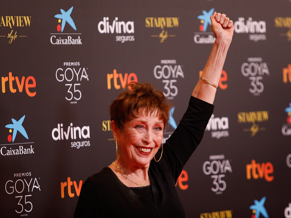 La actriz Verónica Forqué, posa en la alfombra roja en la 35 edición de los Premios Goya en el Teatro del Soho CaixaBank de Málaga