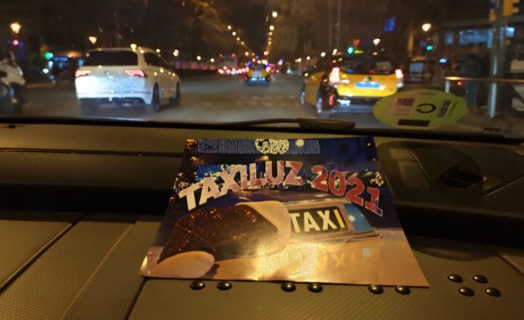 TaxiLuz 2021: Los taxistas pasearon con abuelos de residencias para que vieran el alumbrado de Navidad de Barcelona