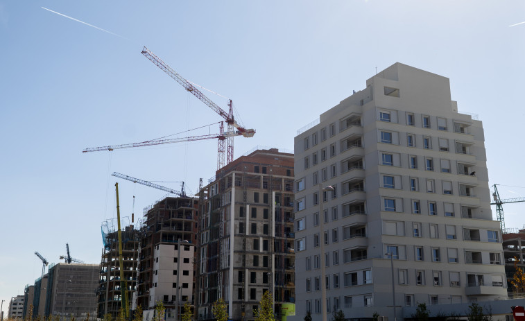 Mueren tres personas al colapsar dos grúas en unas obras en Turín