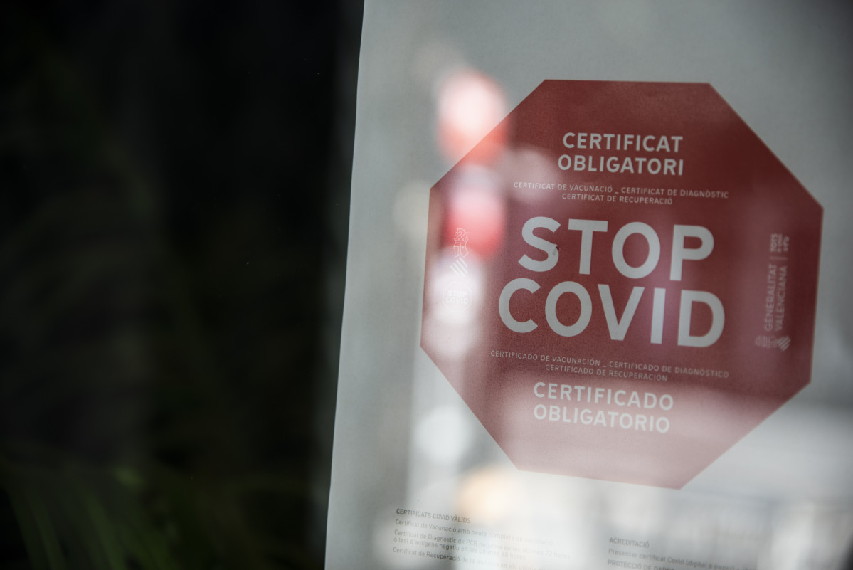 Un local muestra en su puerta la exigencia de mostrar el pasaporte Covid