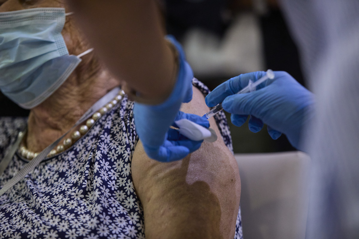Archivo - Foto recurso de una sanitaria vacunando a una mujer con la tercera dosis del Covid-19, en la Residencia de Mayores Vista Alegre, a 22 de septiembre de 2021, en Madrid, (España)