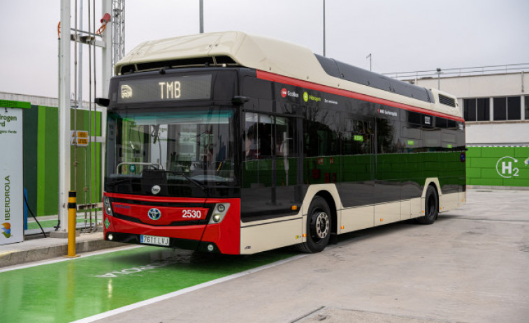 Barcelona recibe el primer bus de hidrógeno de Caetano que se abastecerá en la planta de H2 verde de Iberdrola