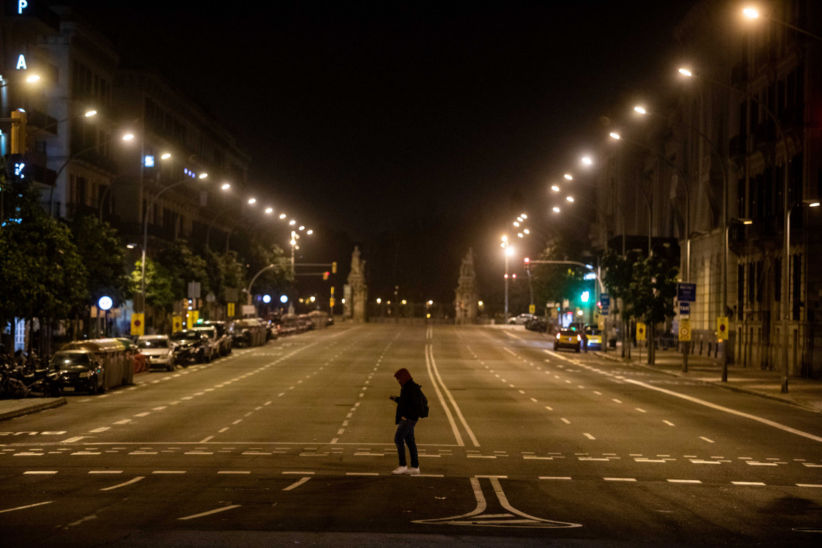 La avenida del Marqués de la Argentera vacía después del toque de queda en la ciudad, a 24 de diciembre de 2021, en Barcelona, Catalunya (España). Hoy se pone en vigor la medida propuesta por el G