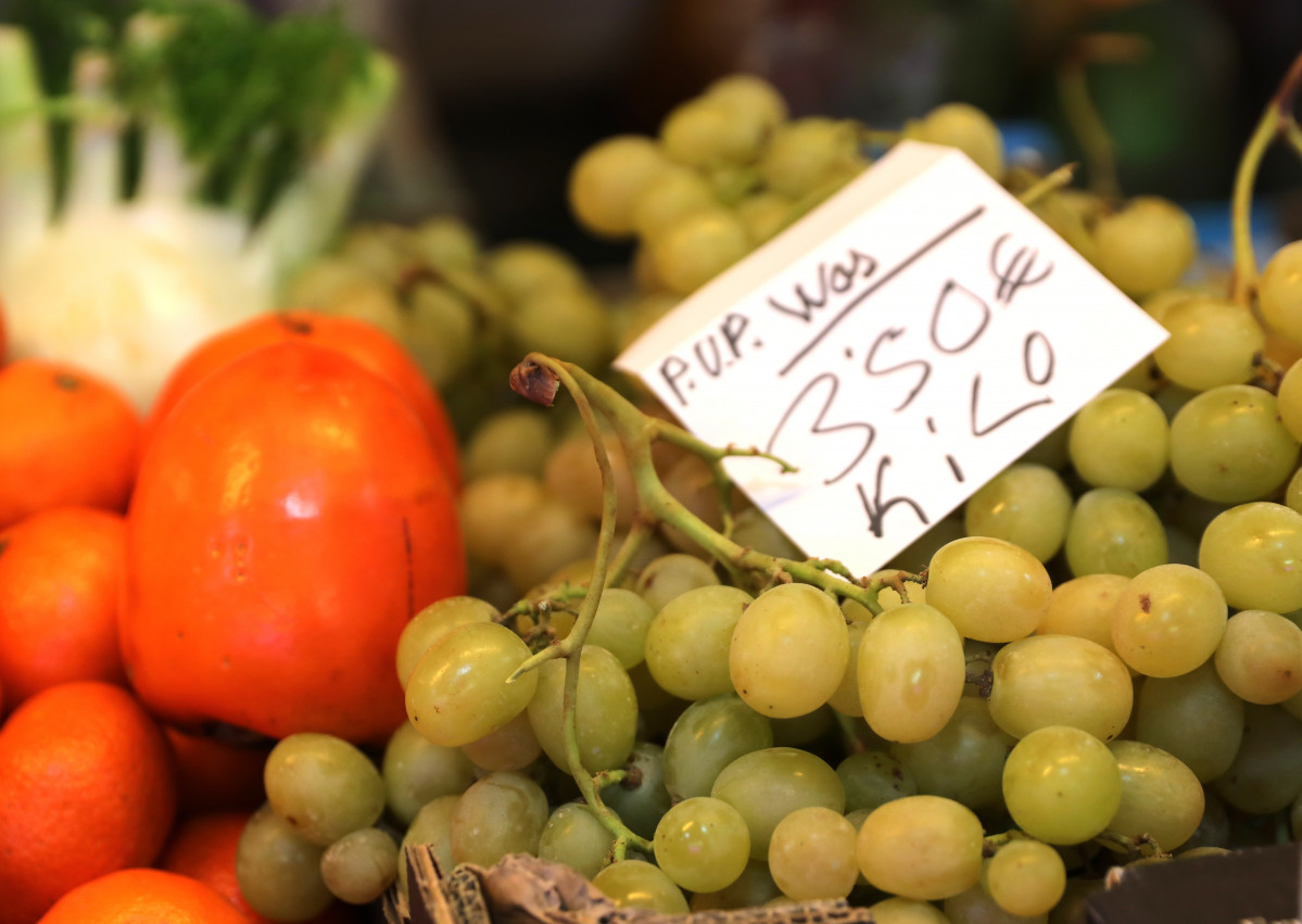 Uvas y caquis en el Mercado de San Isidro, a 17 de diciembre de 2021, en Madrid, (España)
