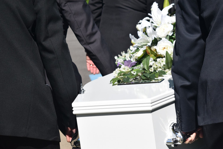 Entierran a un hombre y aparece vivo después del funeral