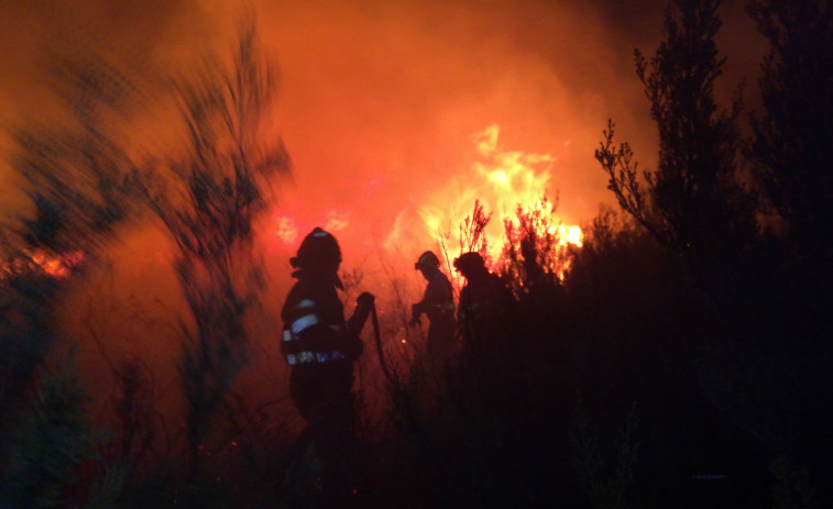 El incendio en el Parlamento de Sudáfrica está descontrolado y ha quemado parte de la zona histórica