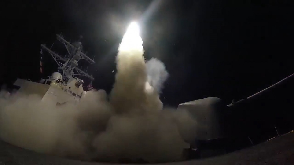 EEUU ataca con misiles una base militar en Siria