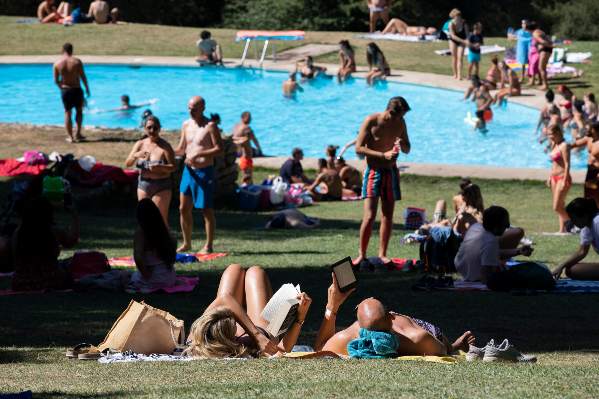 EuropaPress 3891697 varias personas disfrutan dia ocio piscinas berceas 21 agosto 2021