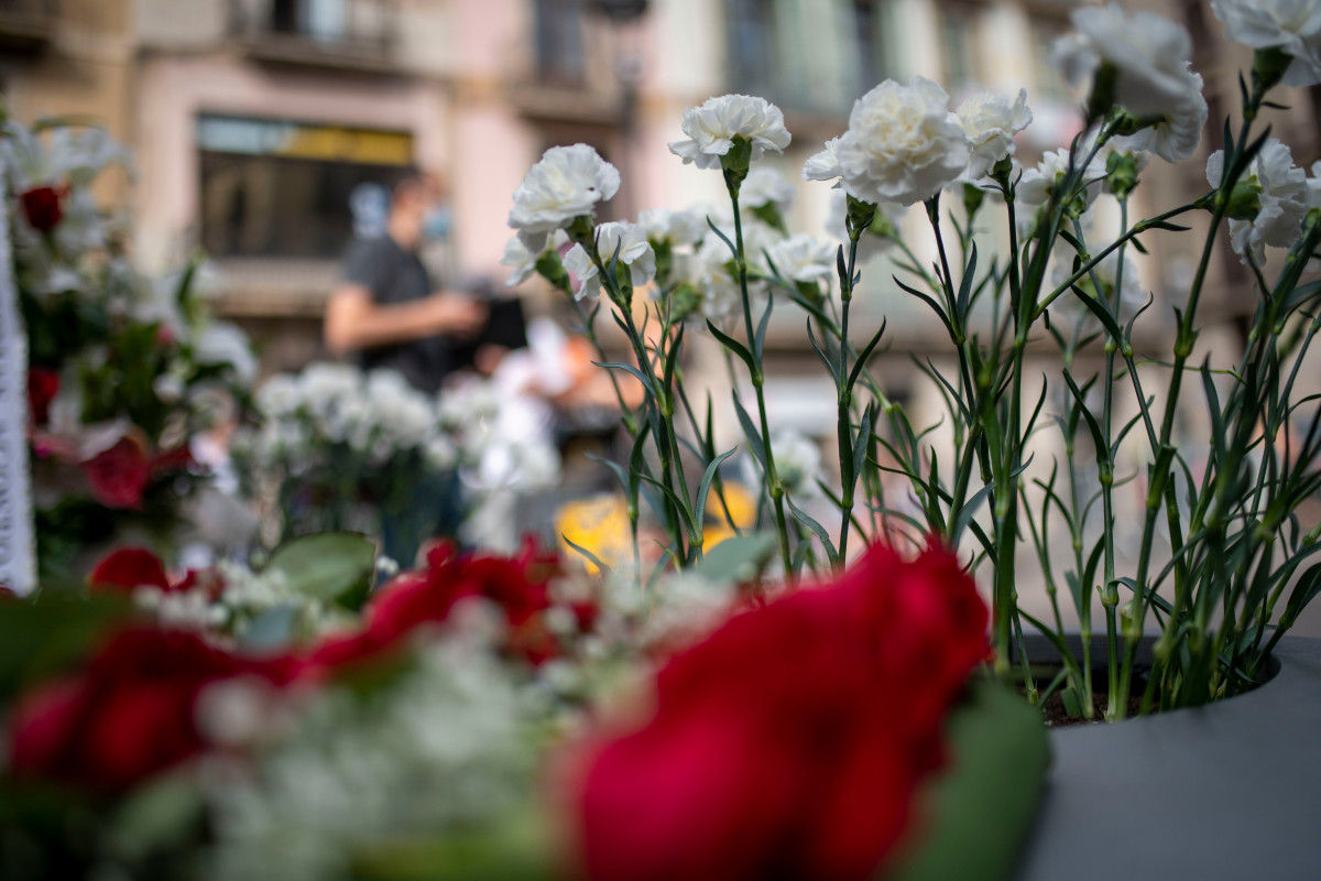 EuropaPress 3886184 flores blancas colocadas acto aniversario atentados 17 agosto 2017 memorial