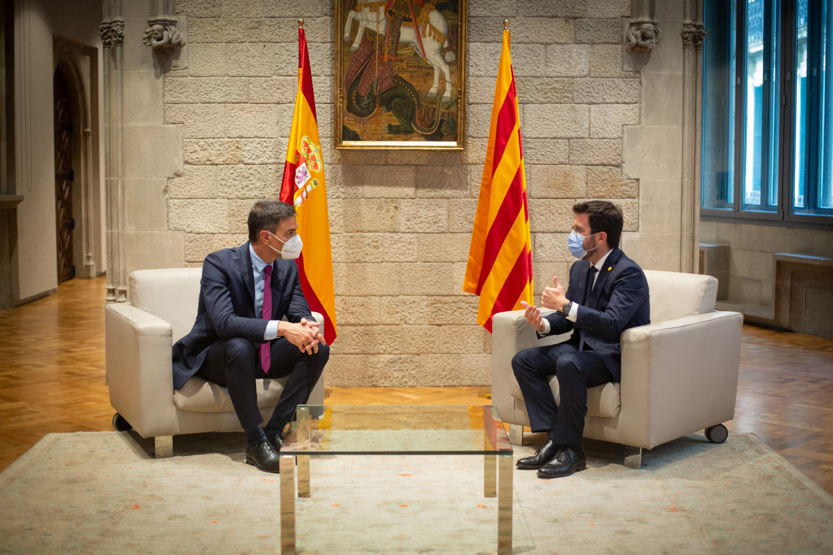 Archivo - Arxiu - El president del Govern central, Pedro Sánchez, i el de la Generalitat, Pere Aragonès, en una reunió a Palau de la Generalitat