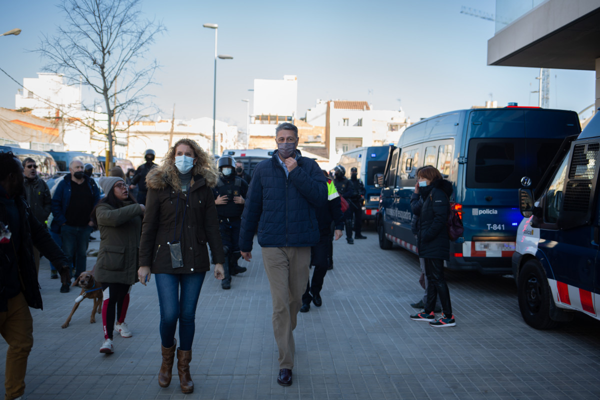 El exalcalde de Badalona (Barcelona)  Xavier García Albiol, durante una visita al desalojo de una nave industrial okupada que se encuentra en desuso en la calle Progrés de Badalona, a 13 de enero de