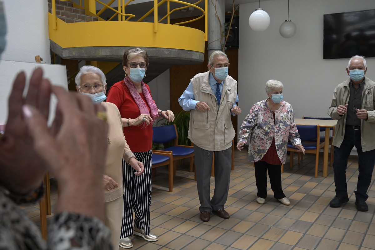 Archivo - Varios ancianos en una de las salas de la Residencia de mayores de Carballo, a 19 de junio de 2021, en A Coruña