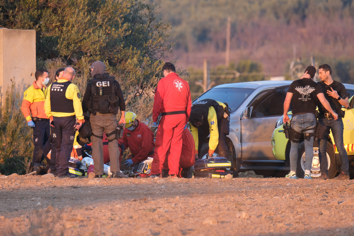 Archivo - Un grupo de sanitarios asisten a uno de los heridos en el lugar donde estaba detenido el hombre que ha herido con un arma de fuego a tres excompañeros y a un mosso d´esquadra en su huida, 