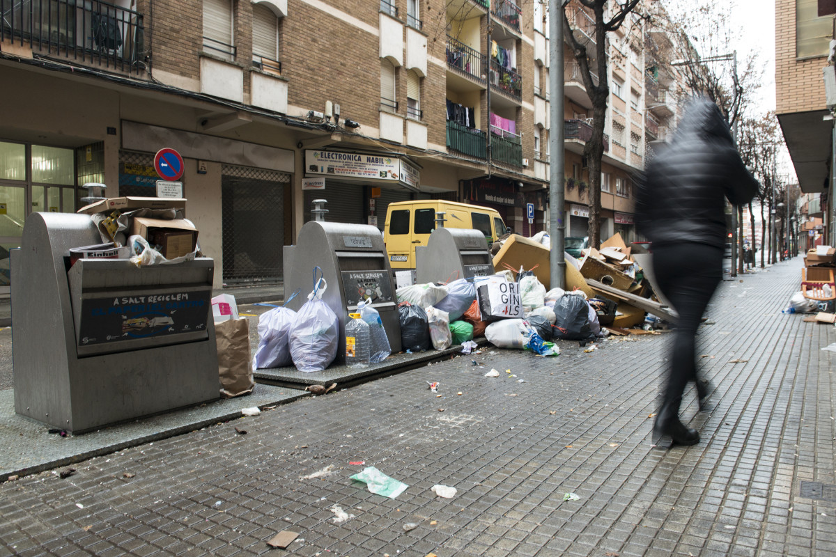 Basura en las inmediaciones de varios contenedores durante la huelga indefinida de trabajadores del servicio de recogida de basuras en Salt (Girona)