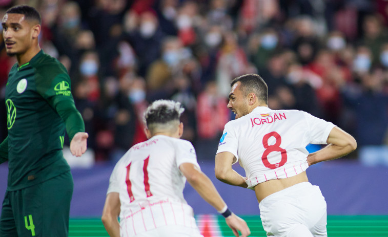 Suspendido el Betis-Sevilla por el lanzamiento de una barra de PVC que golpeó a Joan Jordán