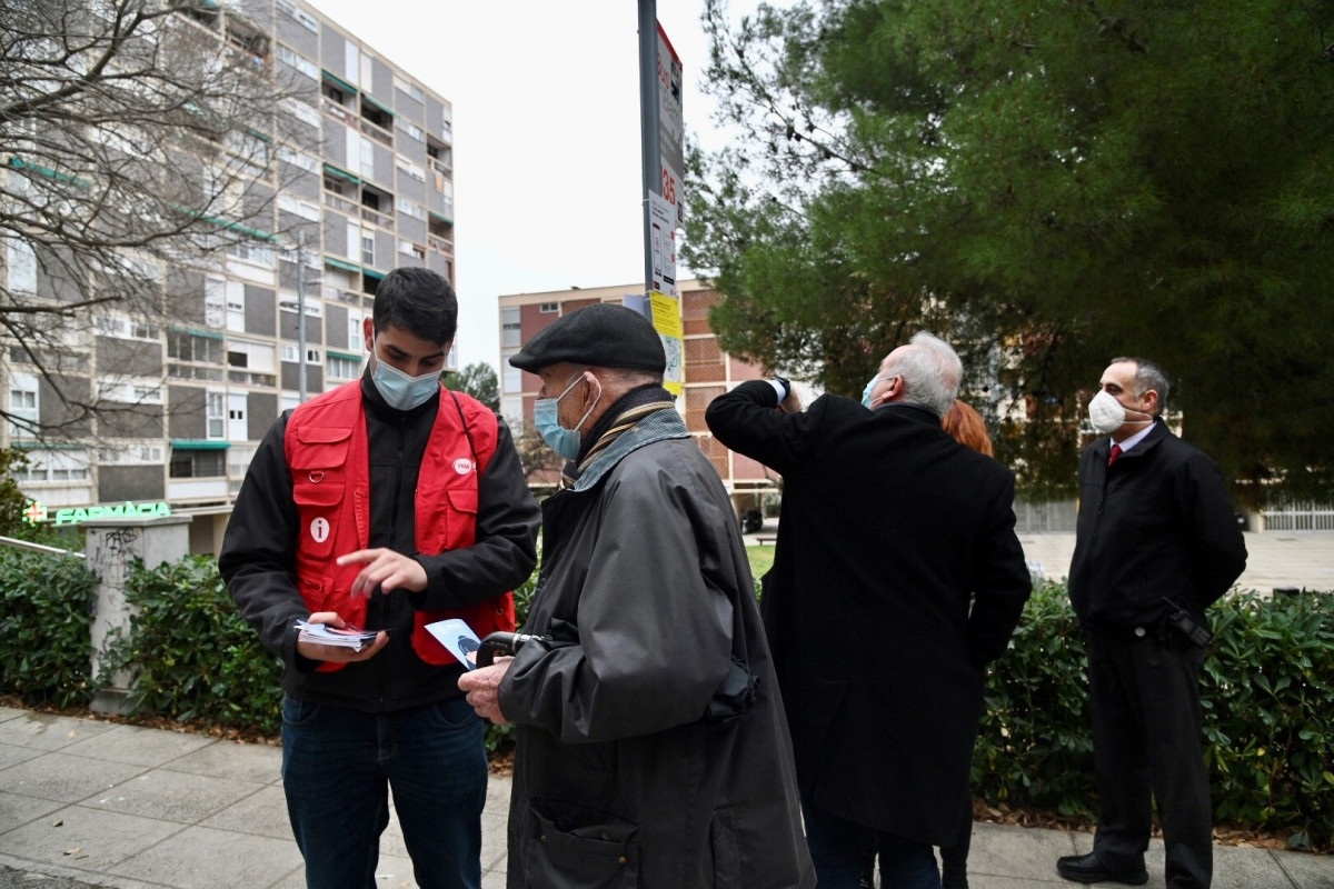 TMB y el Ayuntamiento de Barcelona han iniciado este lunes la campaña informativa para explicar el despliegue del bus a demanda que entrará en servicio el próximo lunes en los barrios de Montbay y 