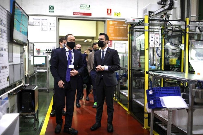 El conseller de Empresa y Trabajo, Roger Torrent, con el ceo de Tag Automotive, Albert López.
