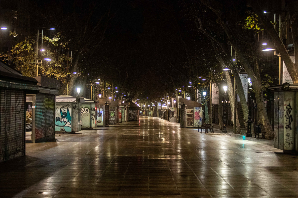La Ramblas vacía después del toque de queda en la ciudad, a 24 de diciembre de 2021, en Barcelona, Catalunya (España)