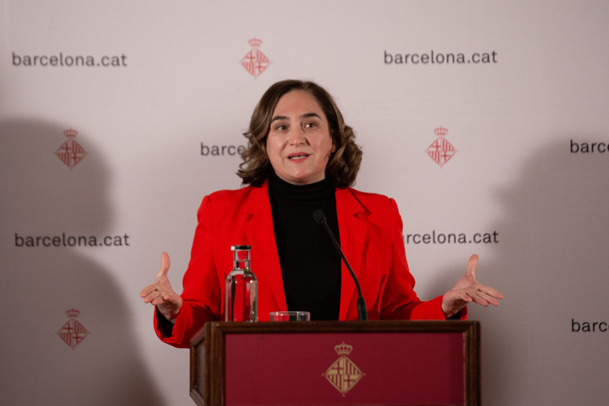 La alcaldesa de Barcelona, Ada Colau, interviene en la rueda de prensa tras una reunión sobre proyectos metropolitanos, en el Ayuntamiento de Barcelona, a 19 de enero de 2022, en Barcelona, Cataluña