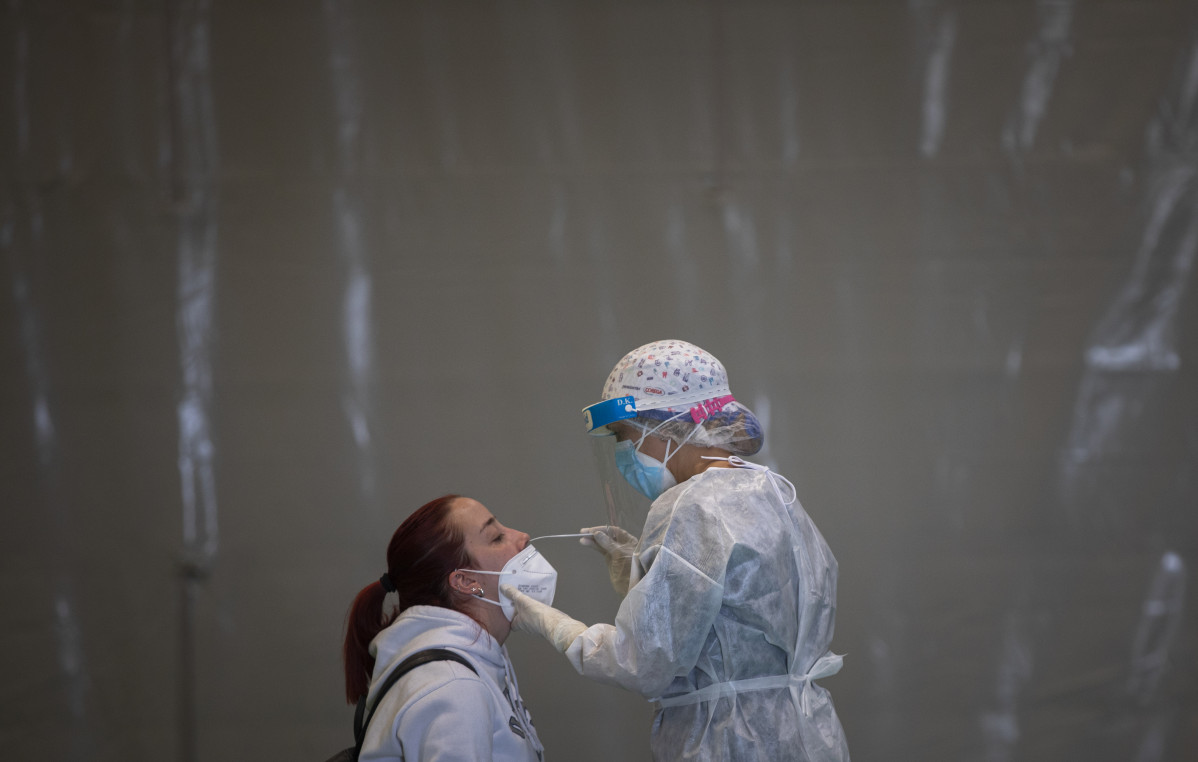 Archivo - Sanitarios trabajando durante las pruebas de cribado de covid-19 con test de antígenos, foto de recurso