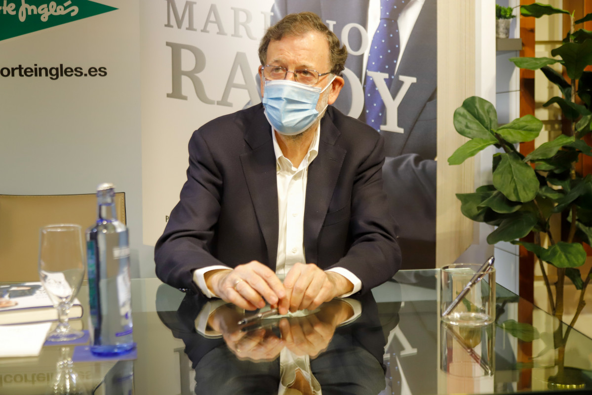 Archivo - El expresidente del Gobierno Mariano Rajoy posa durante la firma de su nuevo libro en una tienda de El Corte Inglés, a 7 de diciembre de 2021, en Vigo, Galicia (España).