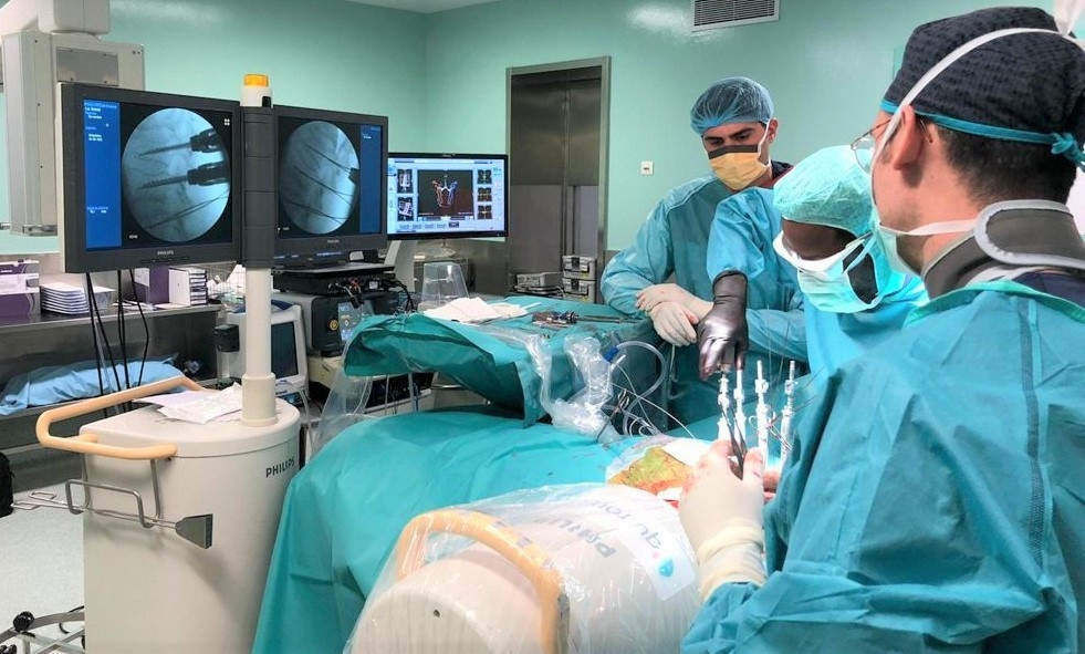Equipo de neurocirujanos Neuroinstitut Oliver & Asociados, ubicado en el Centro Médico Teknon de Barcelona.