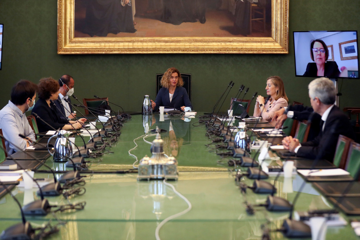 Archivo - La presidenta del Congreso de los Diputados, Meritxell Batet (c), preside una reunión de la Mesa del Congreso