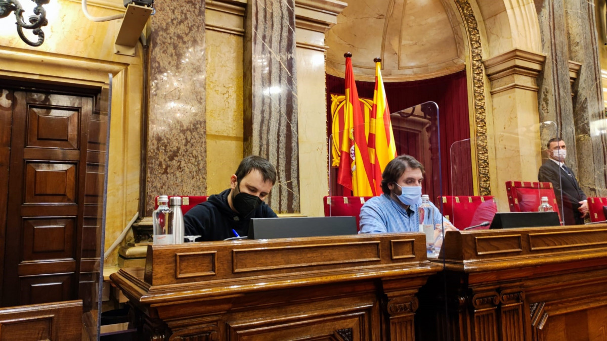 El diputado de la CUP y secretario tercero de la Mesa, Pau Juvillà, y el diputado del PSC y secretario primero de la Mesa, Ferran Pedret, en el pleno de la Cámara catalana del 25 de enero de 2022, e