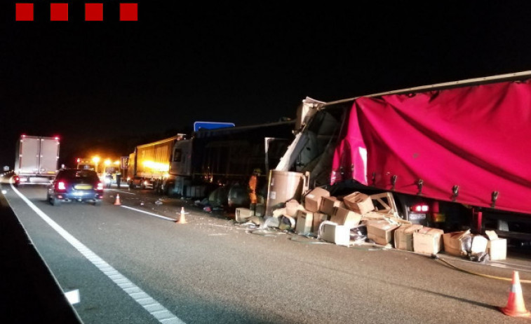 Un conductor muere en un accidente con tres camiones en la AP-7 en Agullana