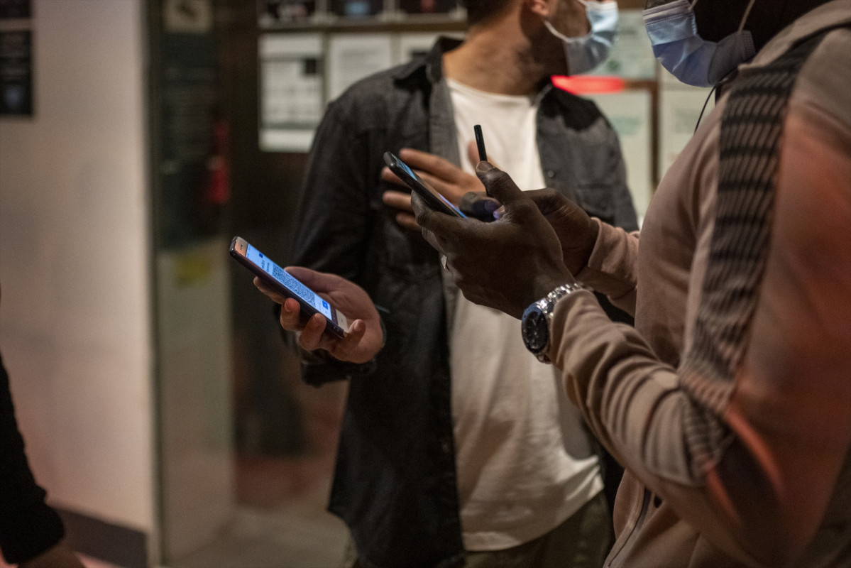 Archivo - Una persona muestra un código QR para entrar a un local de ocio nocturno