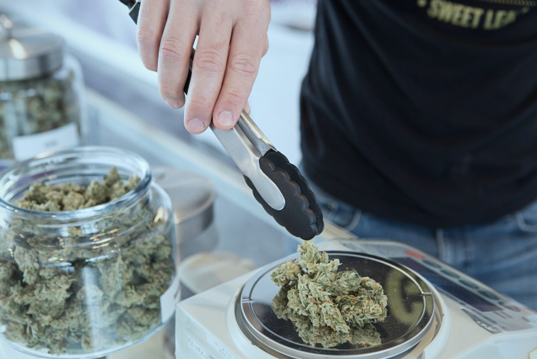Un hombre se corta el pene con unas tijeras después de consumir cannabis