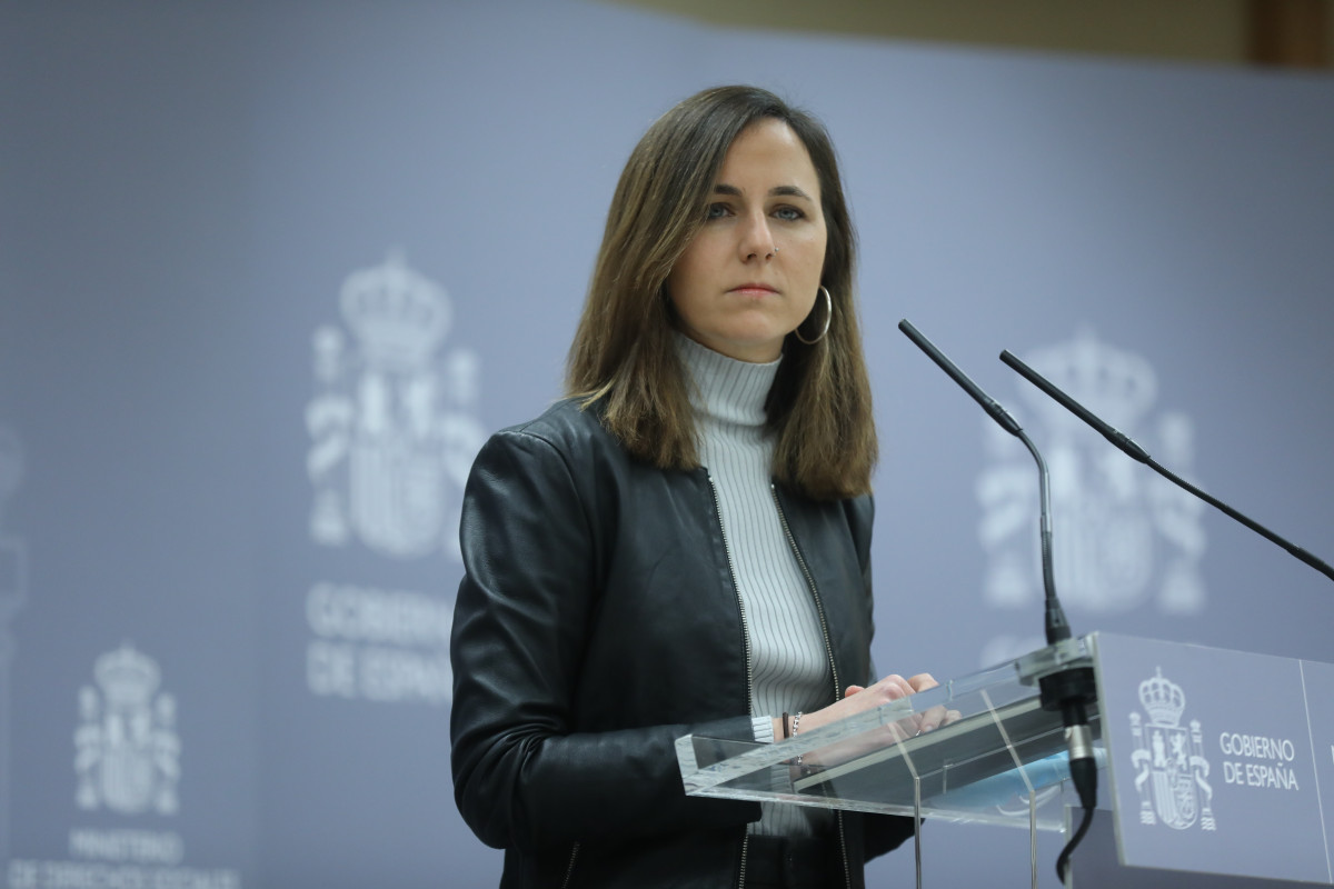 La ministra de Derechos Sociales y Agenda 2030, Ione Belarra, comparece antes de reunirse con colectivos que defienden el derecho a la vivienda, en el Ministerio de Derechos Sociales y Agenda 2030, a 